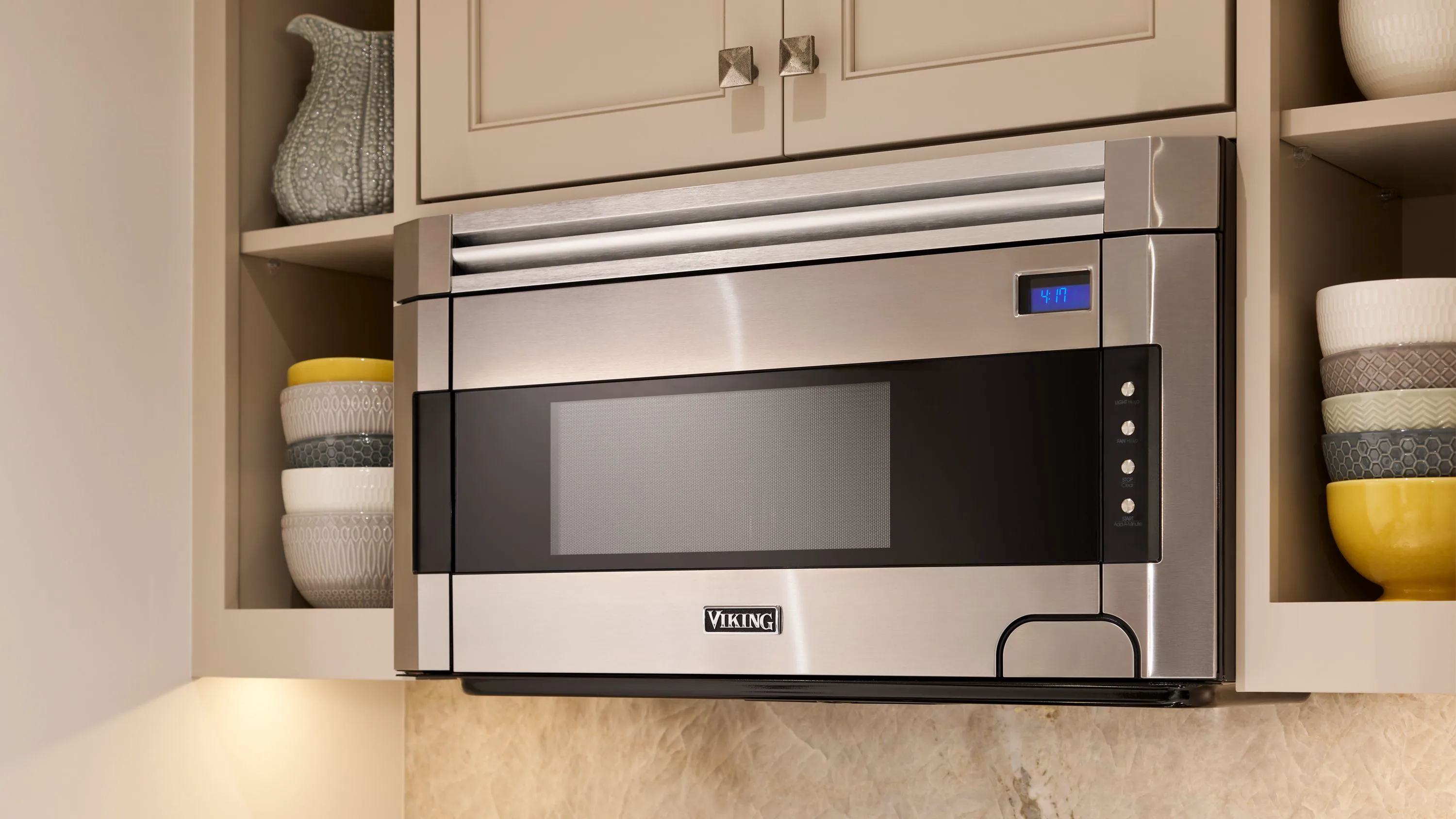 Micro-ondas e coifa integrados Viking com painel de controle digital